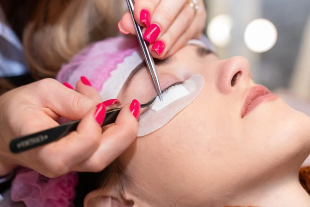 Mujer recibiendo tratamiento de pestañas