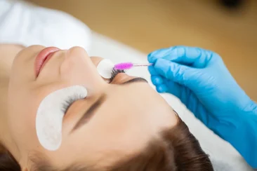 Mujer con tratamiento de pestañas