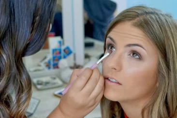 Mujer siendo maquillada