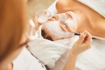 Mujer recibiendo tratamiento con crema facial